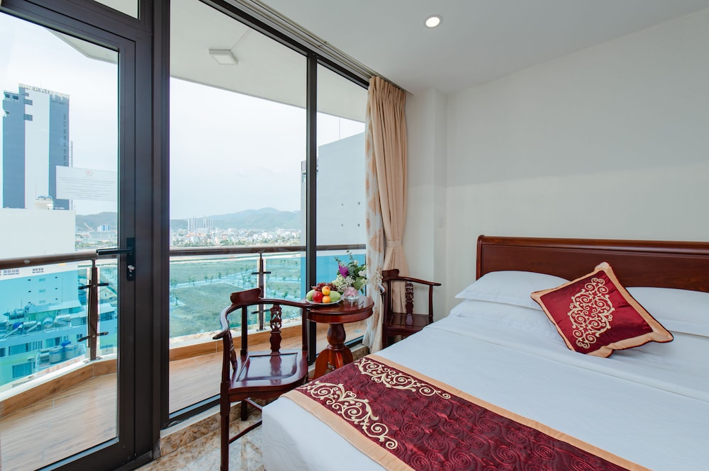 DELUXE, TRIPLE, BALCONY