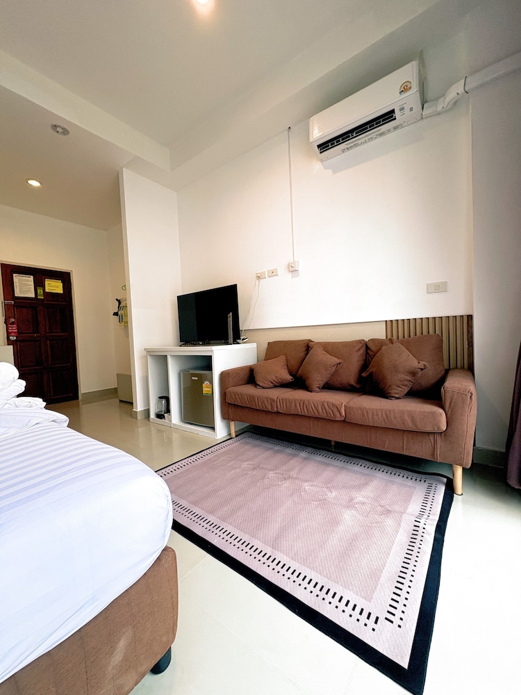 Kata Beachwalk Hotel And Bungalows 54/74