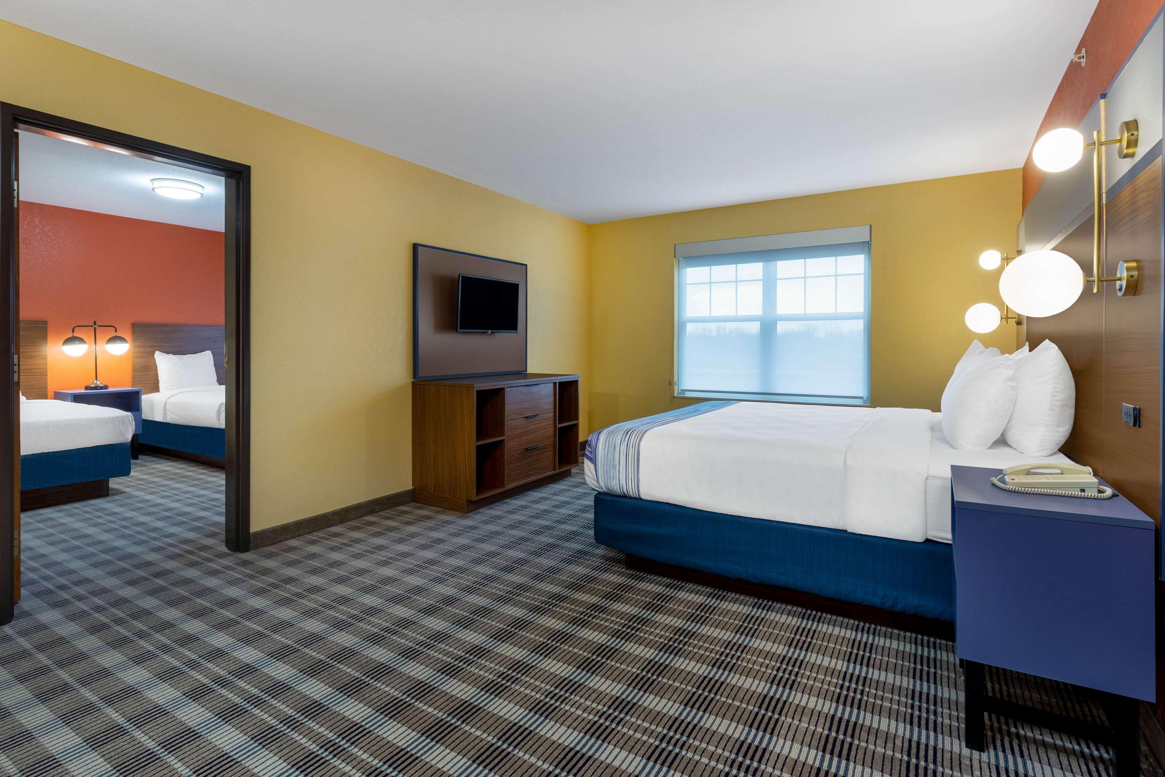 1 Bedroom, Suite, King and Twin Beds