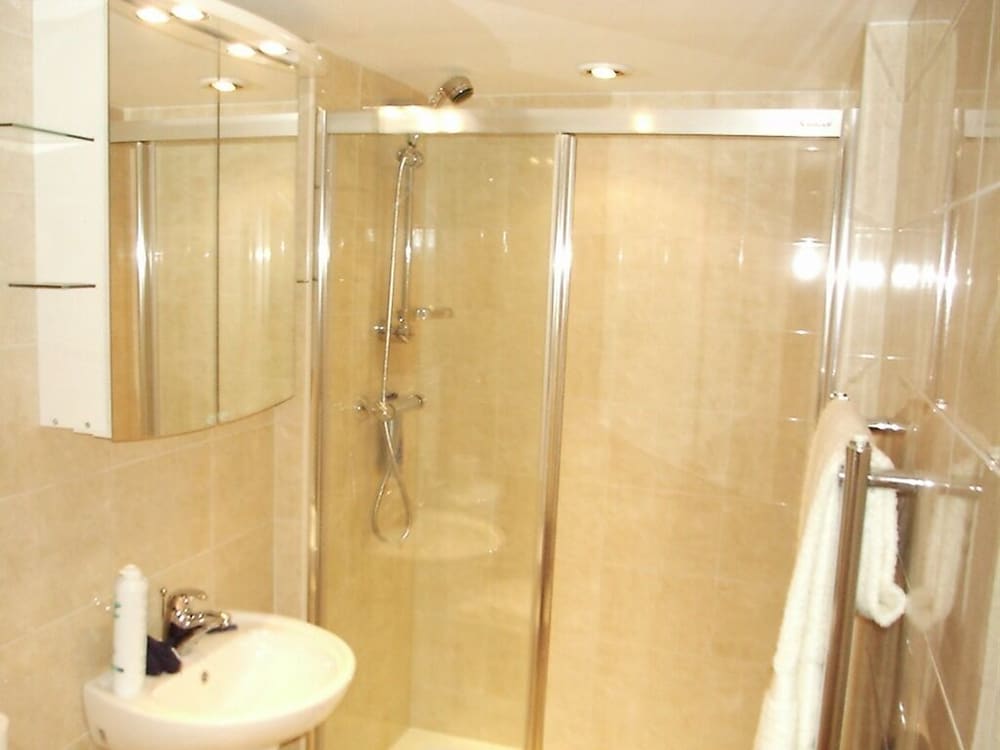 Earle House Serviced Apartments 46/50