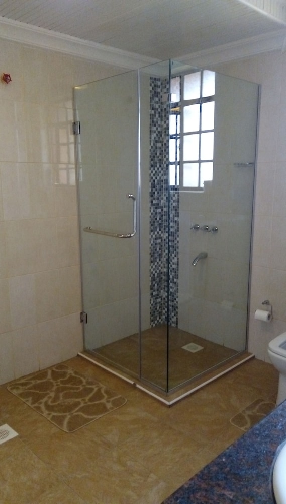 Karen Crescent Hotel 18/19
