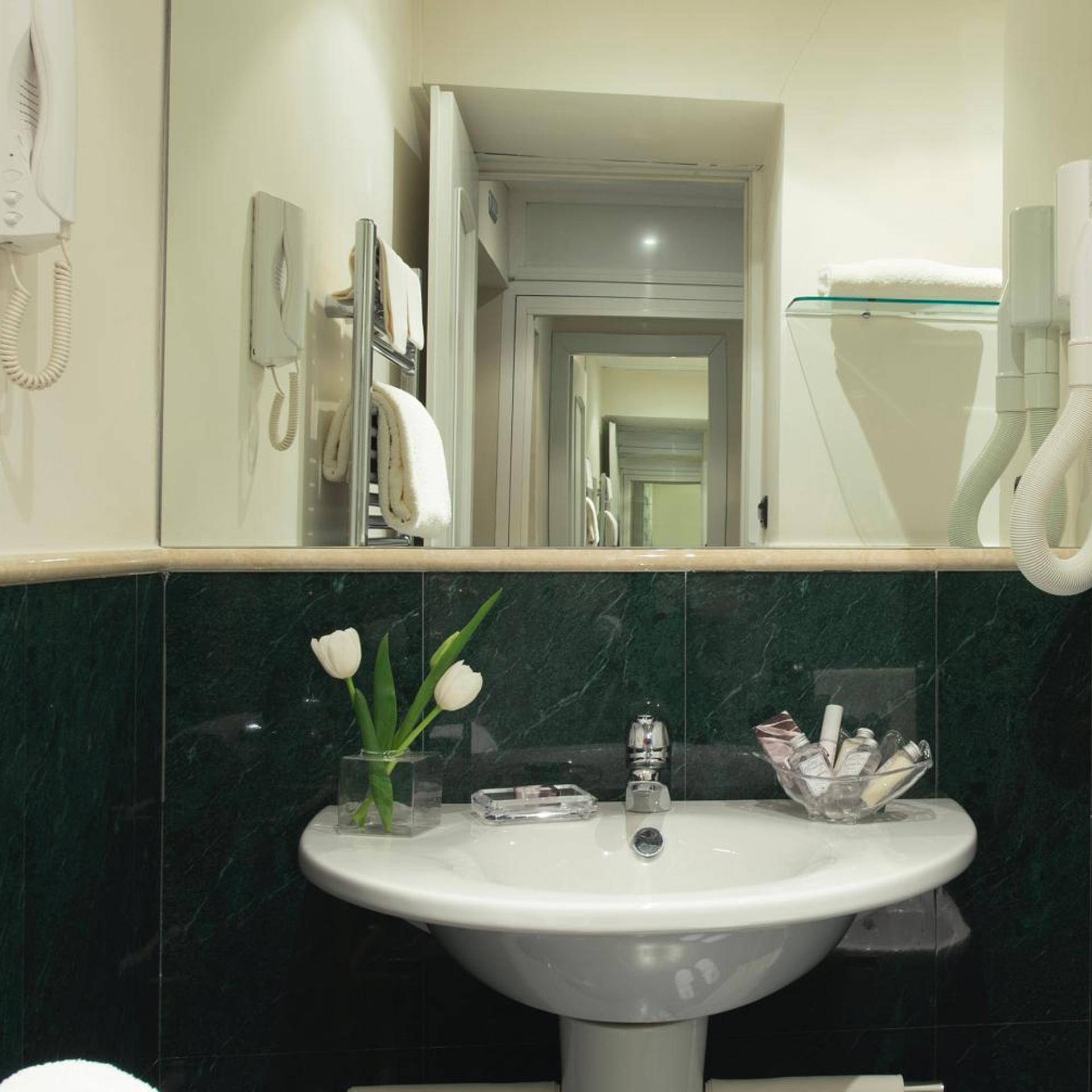 جناح جونيور، Hotel Gregoriana 5/6