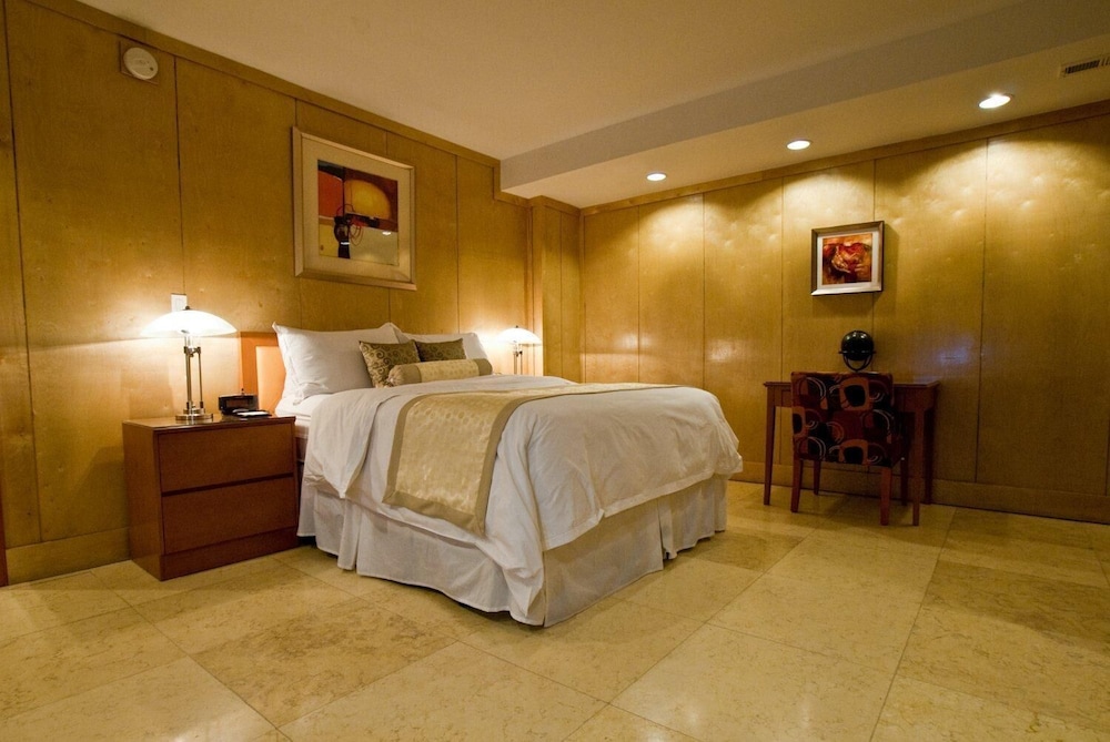 SUPERIOR, SUITE, QUEEN BED, SOFA