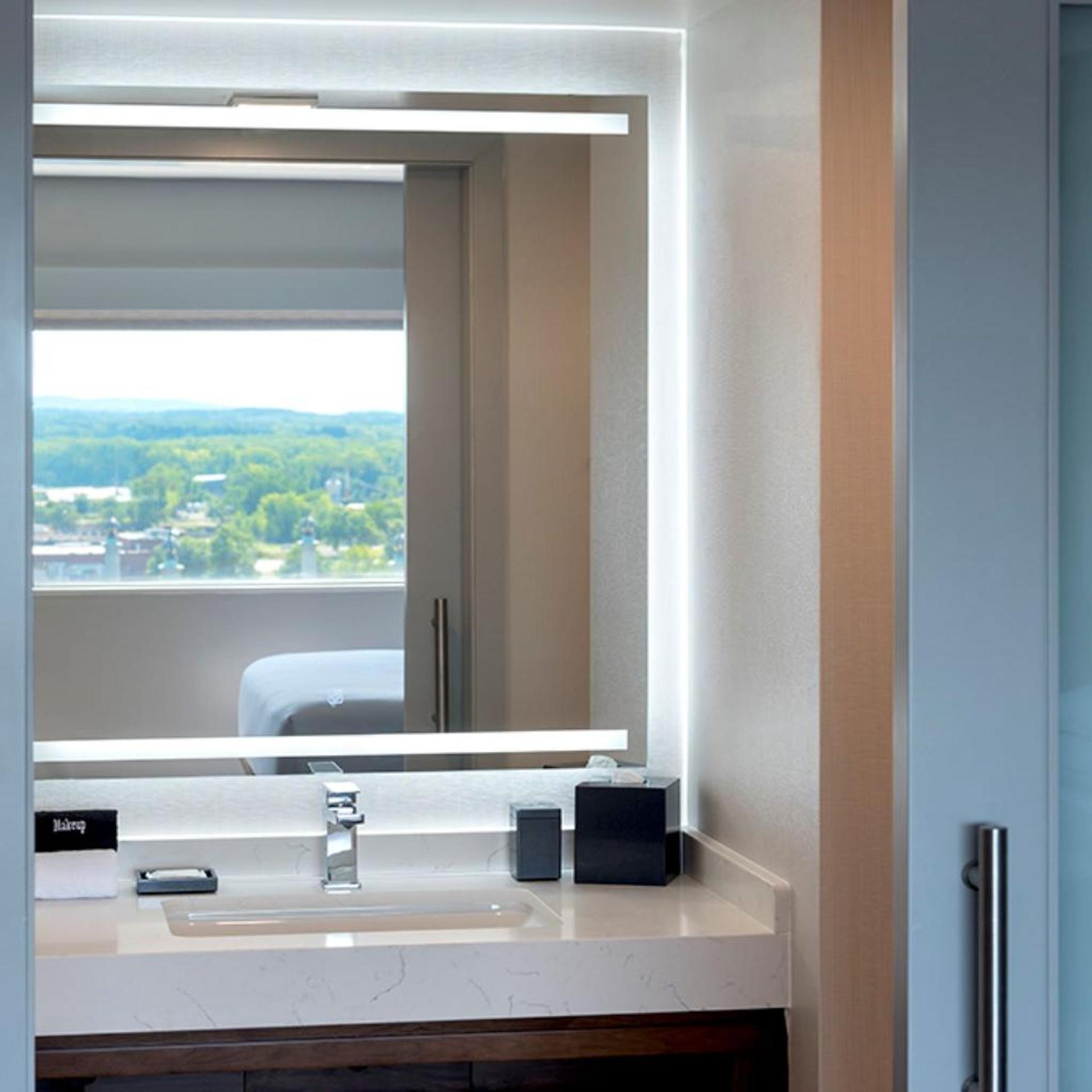 غرفة بسرير كينج بإطلالة على المدينة مع دخول صالة النادي، Marriott Springfield Downtown 6/8