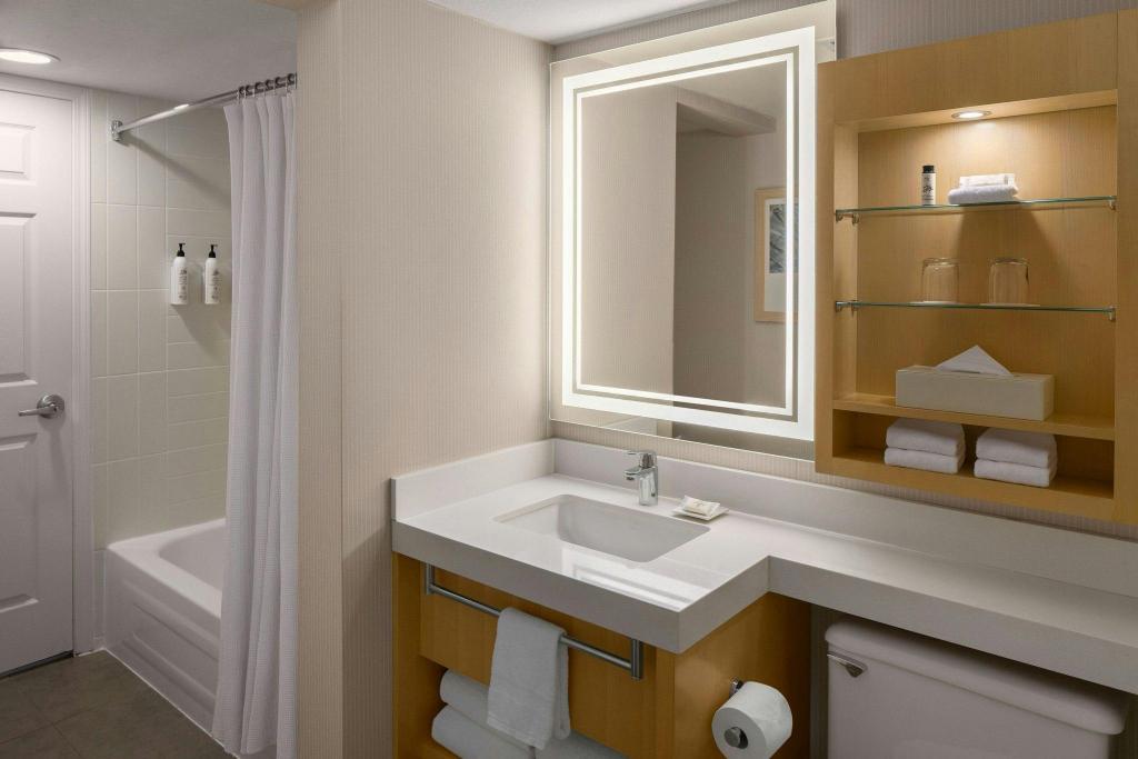 2 Bedrooms, Deluxe, Suite, Twin Beds, King Bed, Sofa, Balcony, Delta Whistler Village Suites 8/10