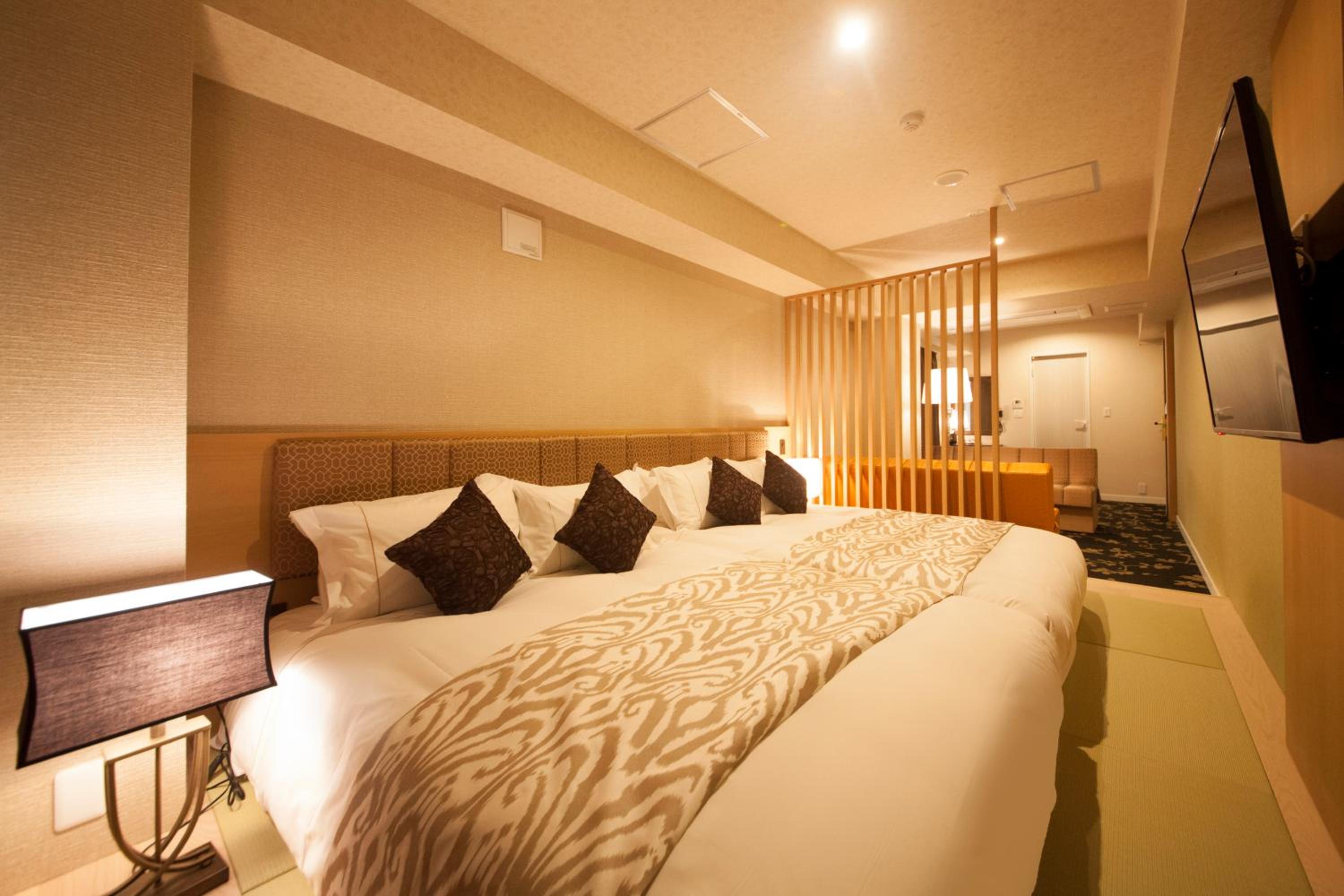 Healing, Twin Beds, Annex