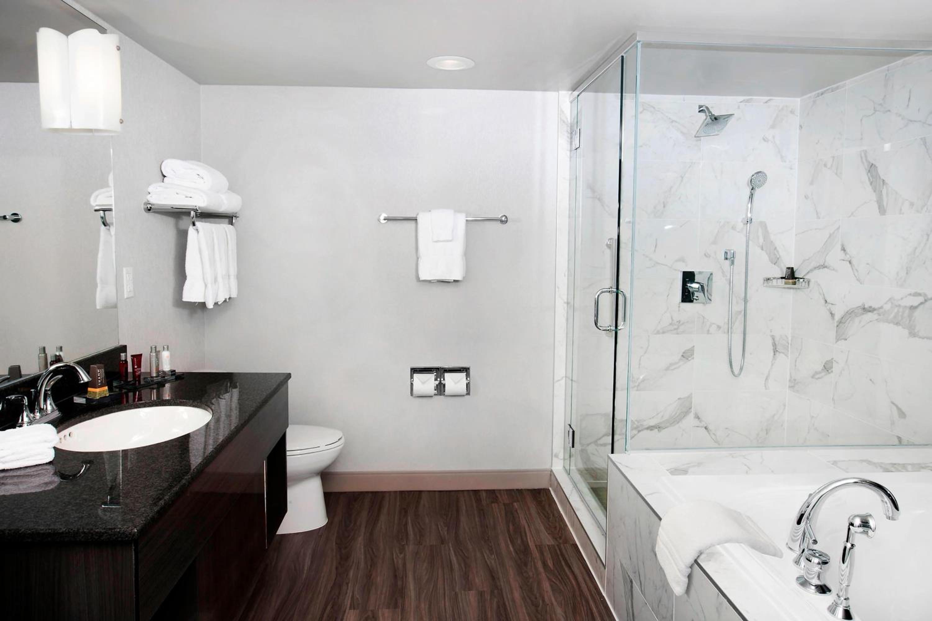 1 Bedroom, Elgin, Suite, King Bed, Falls View