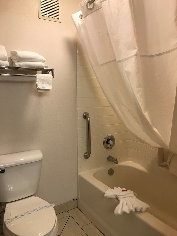 Days Inn & Suites by Wyndham Gresham 7/26