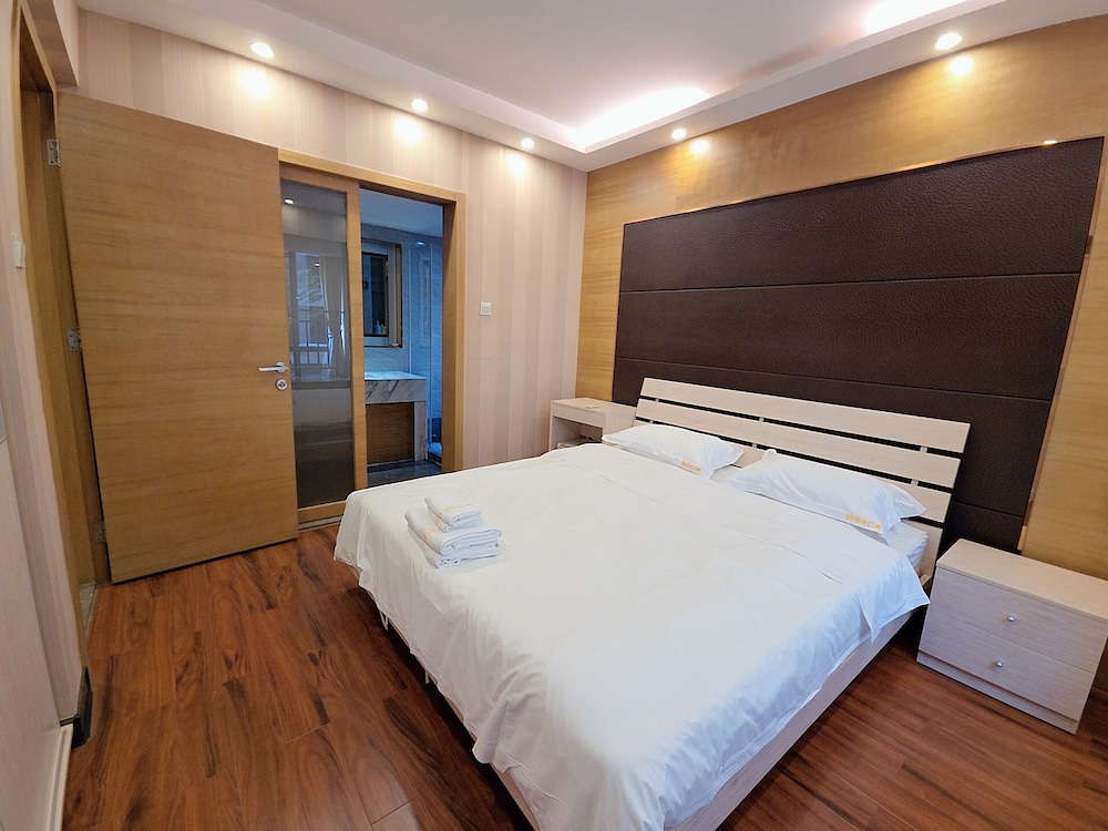 Family Suite, 1 King and 1 Single Beds, Queen Bed