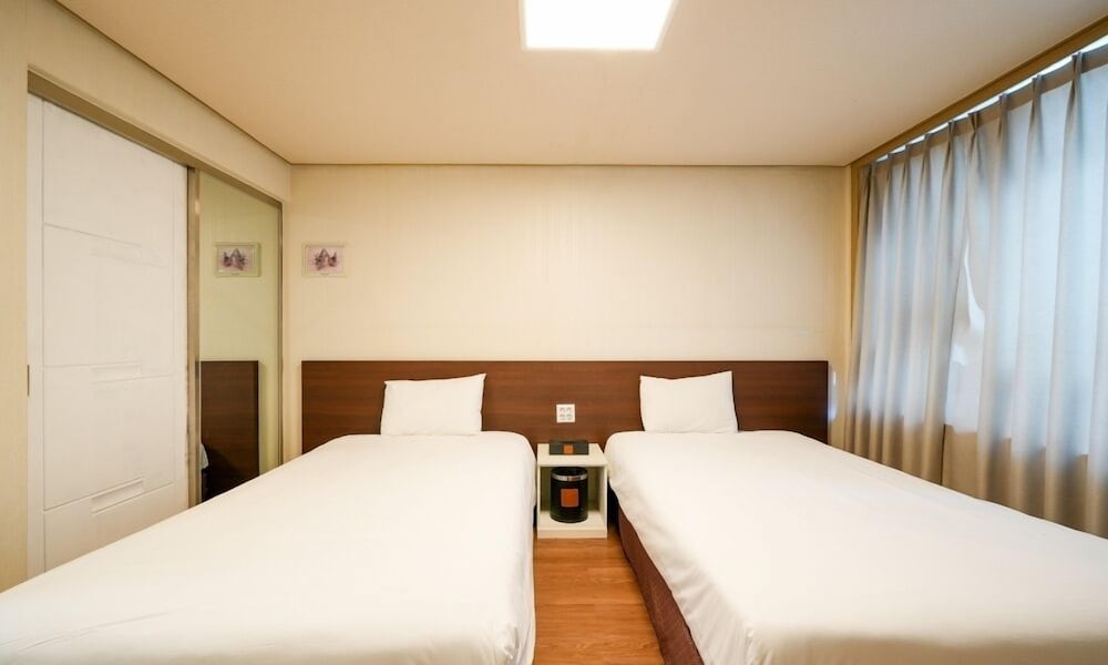 DELUXE, TWIN BEDS