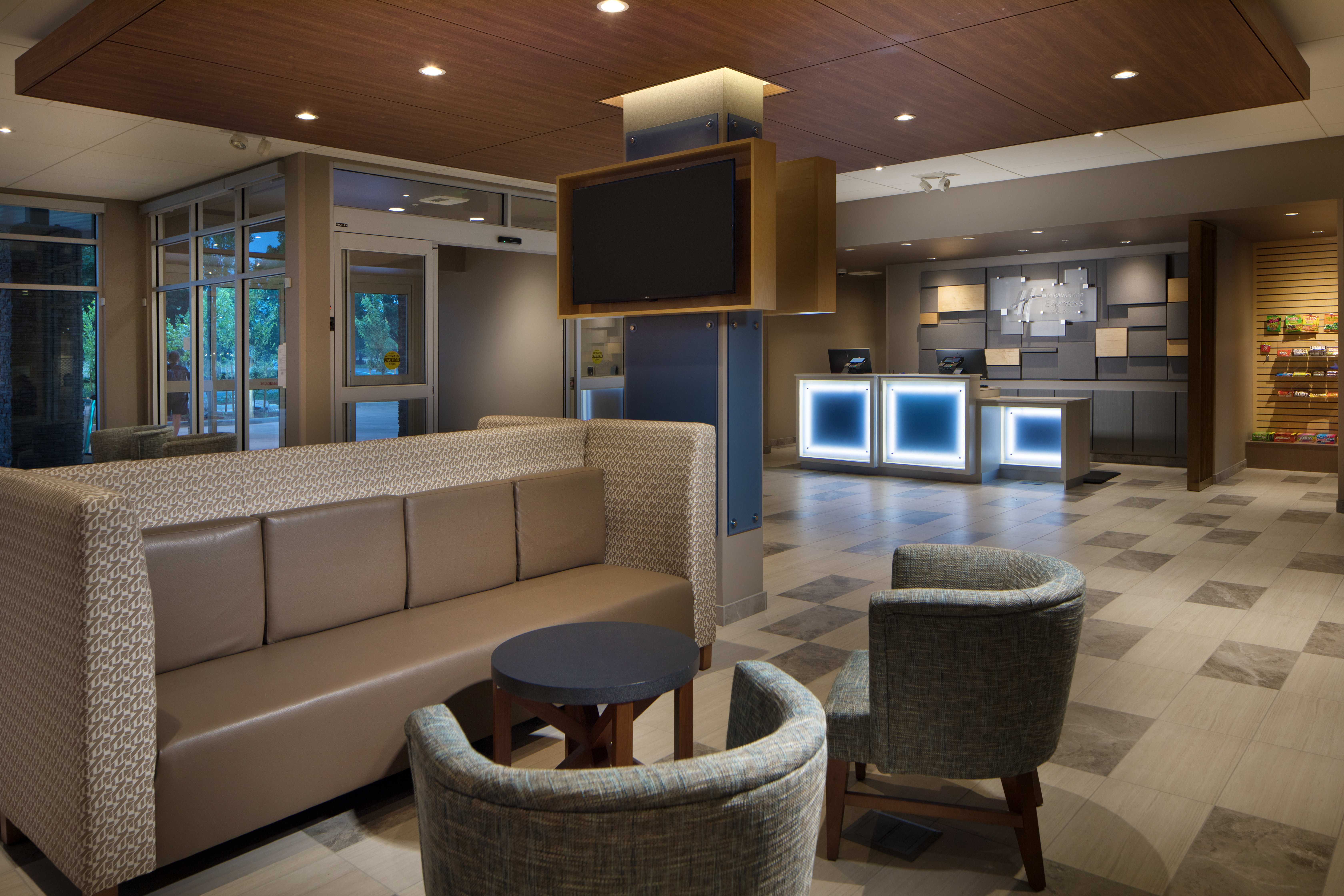 Holiday Inn Express Suites Portland Airport Cascade Stn 30/49