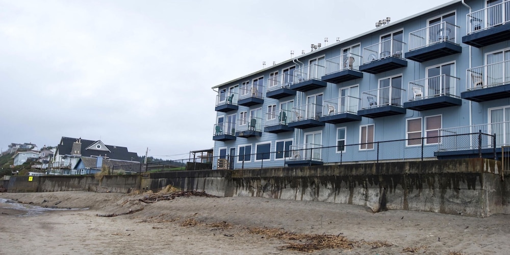 Sandcastle Beachfront Motel 1/40