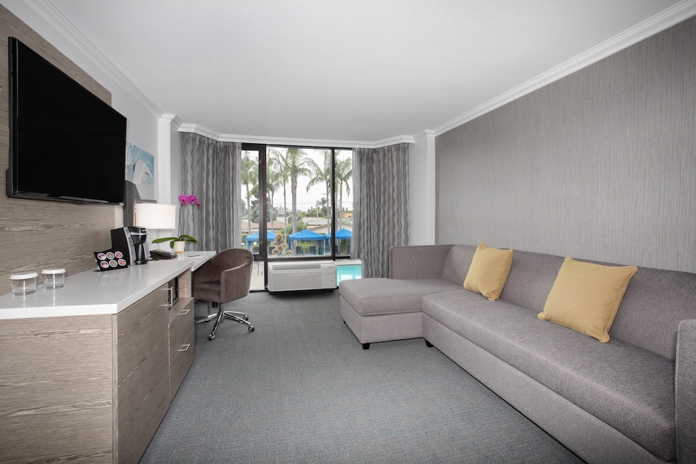 Crowne Plaza Costa Mesa Orange County 40/64