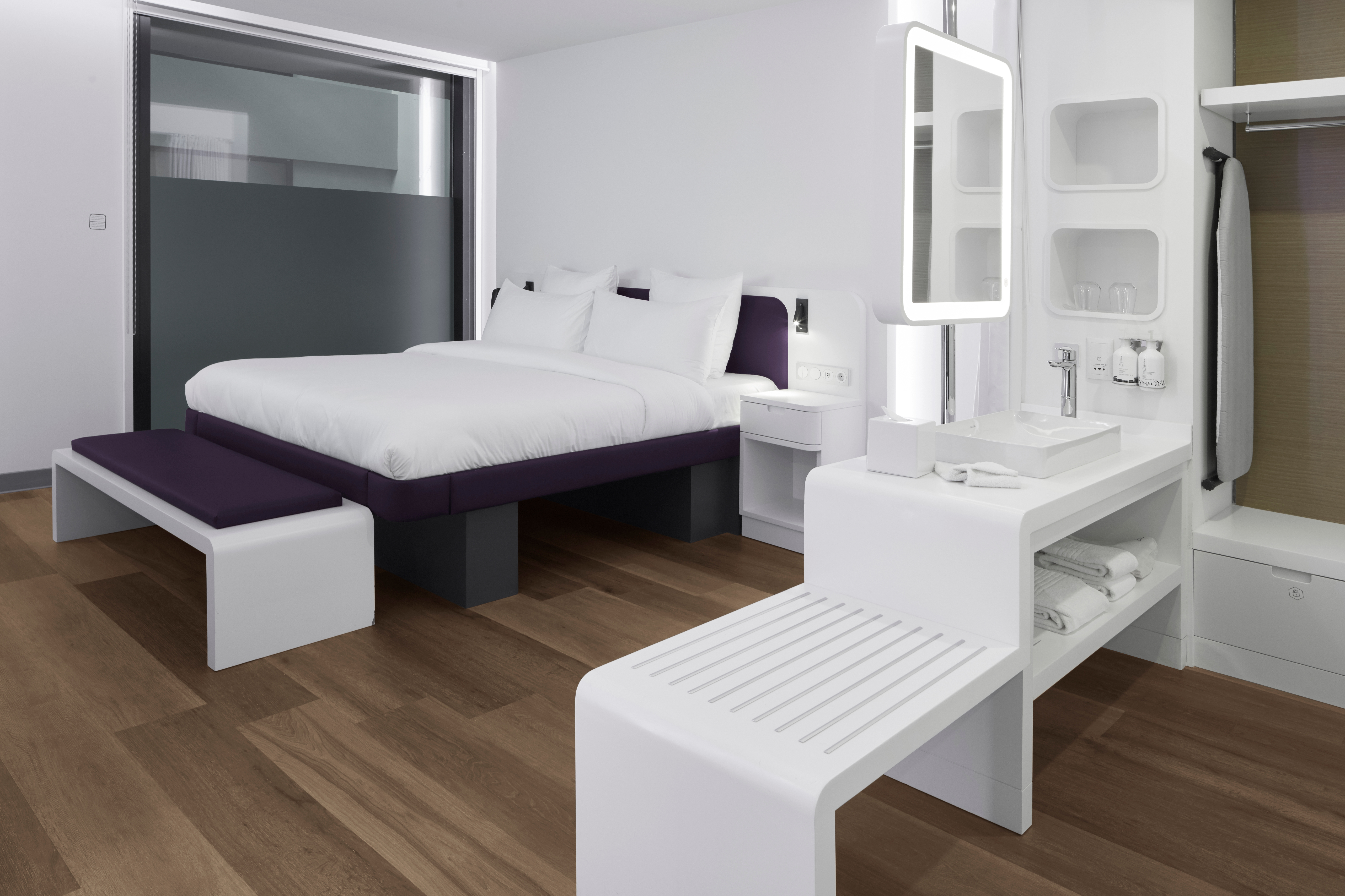 FIRST CLASS, JUNIOR SUITE, KING BED