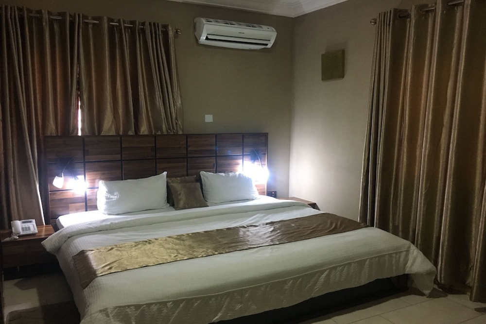 Momak 6 Hotel & Suites 5/11