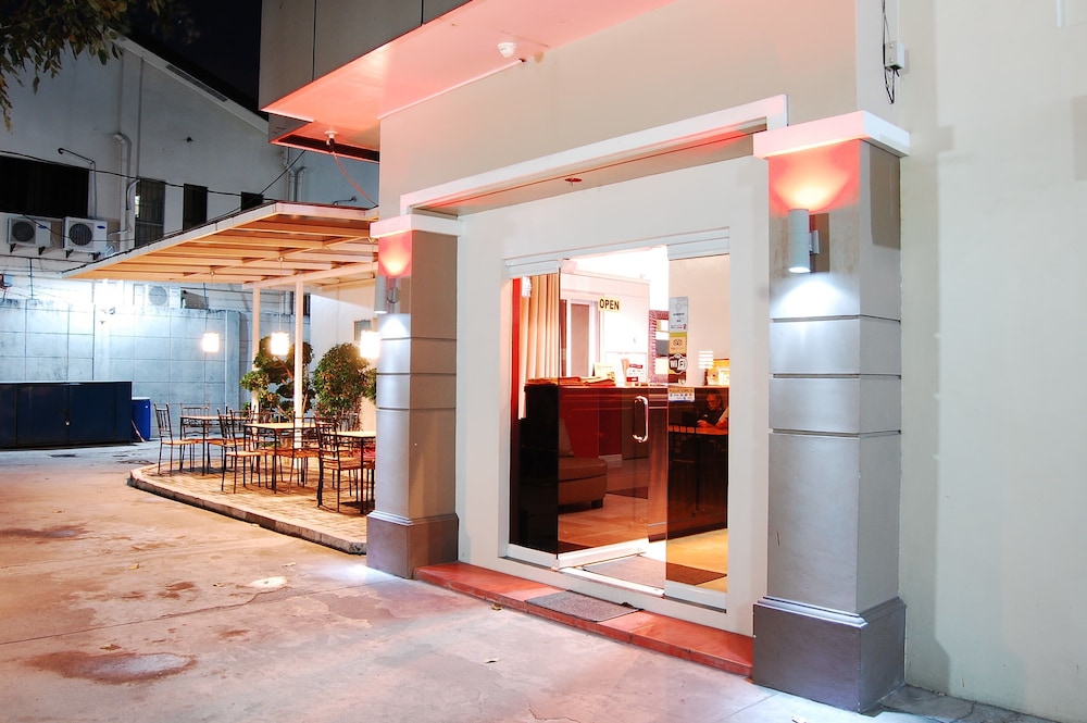 Rumi Apartelle Hotel 6/24