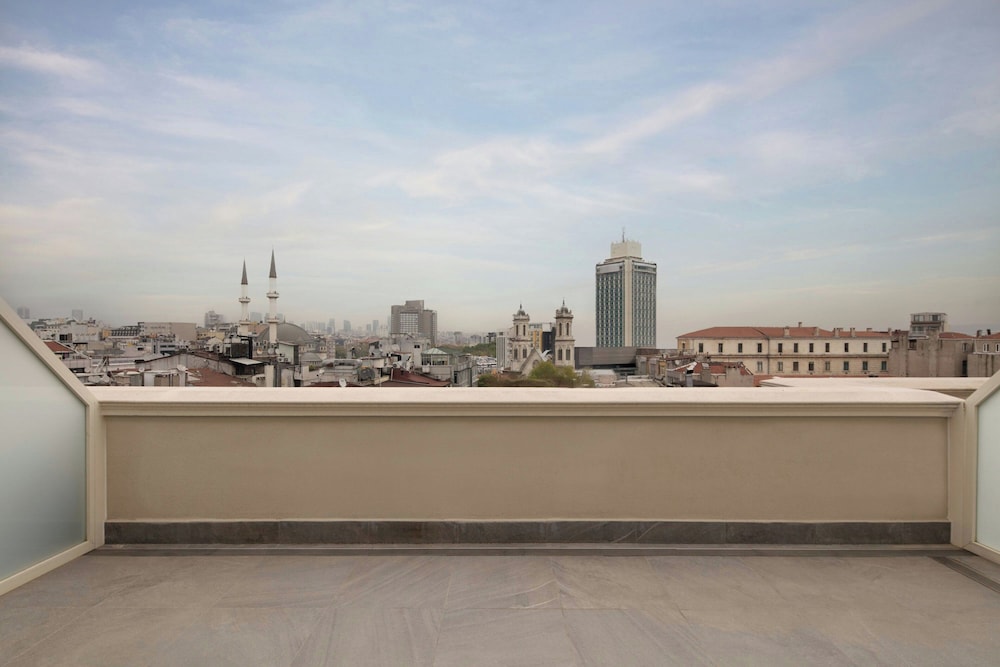 Moxy Istanbul Beyoglu 43/50