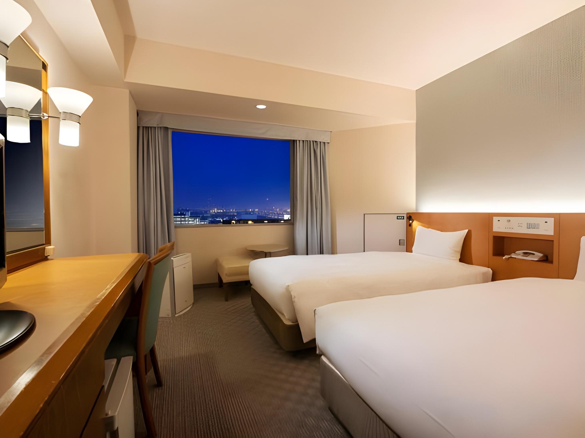 Casual, Twin Beds, Smoking