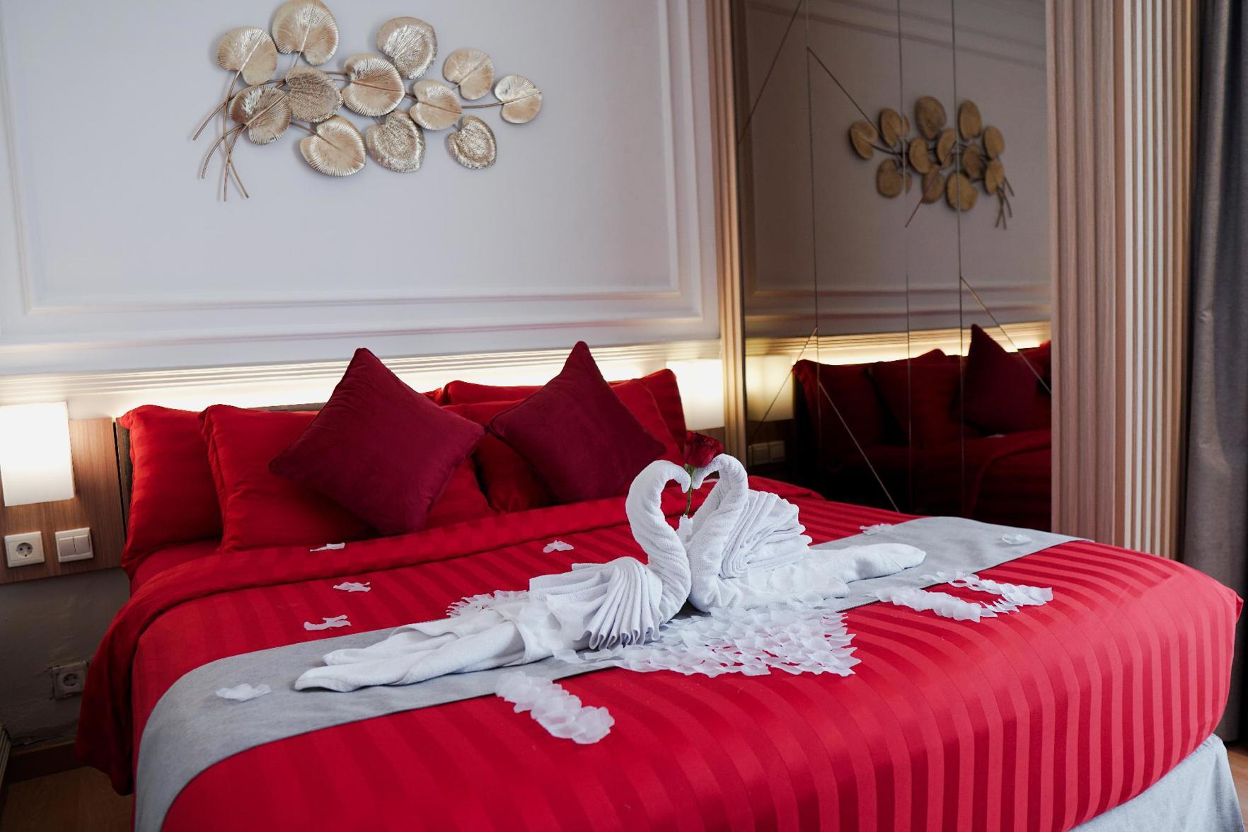 Red, Junior Suite, King Bed