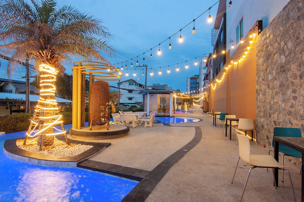 Golden Jomtien Beach Hotel 74/100