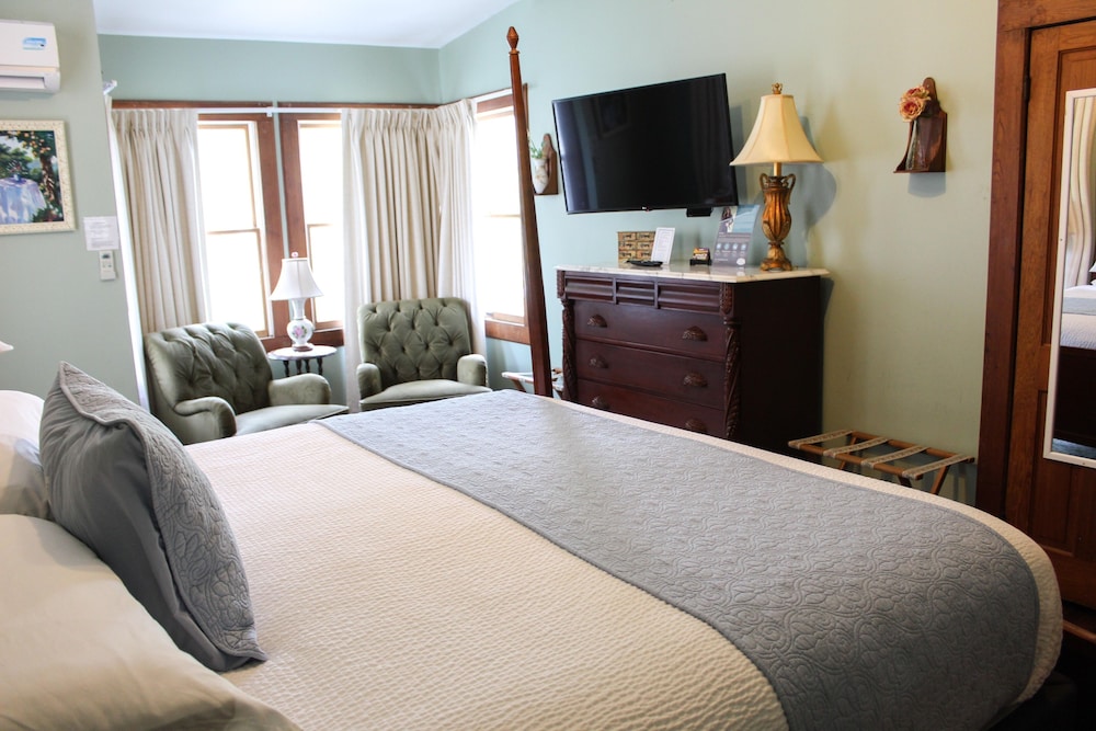 House, King Bed