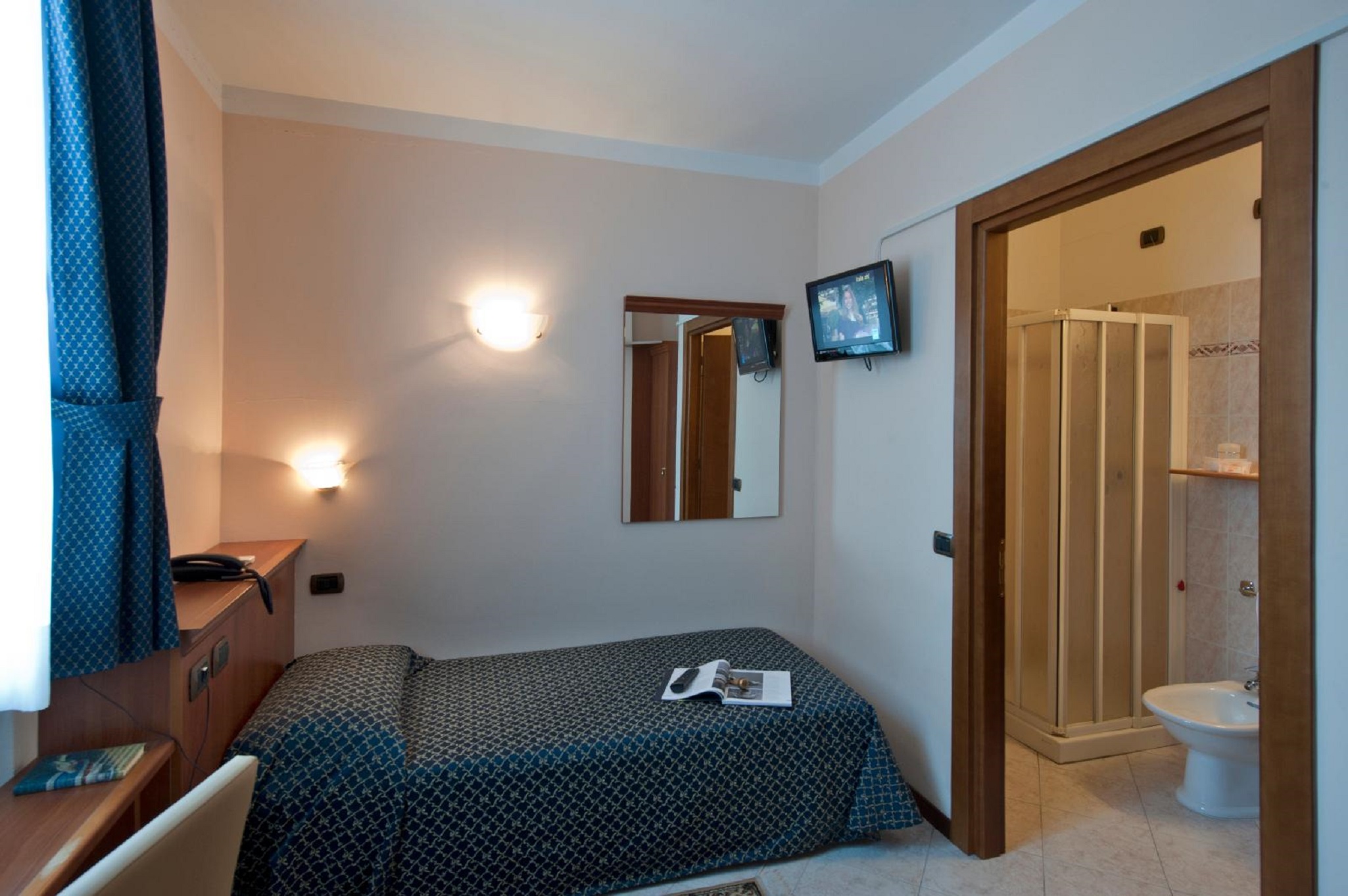 ROOM, SINGLE