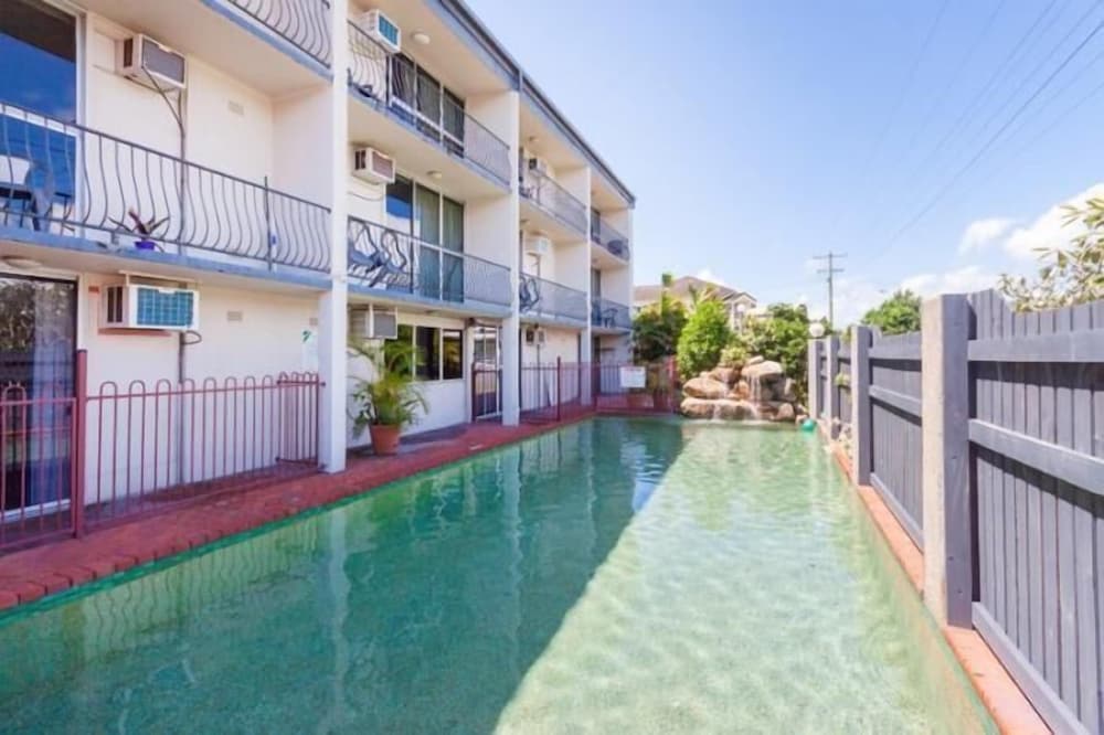 CAIRNS HOLIDAY LODGE 15/16