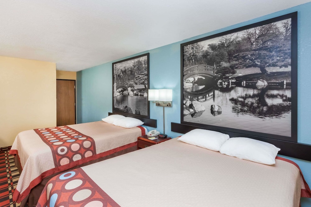 Econo Lodge Chillicothe IL 10/25