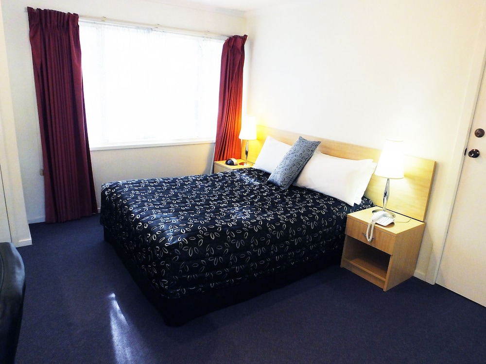 EDINBURGH MOTOR INN 11/36