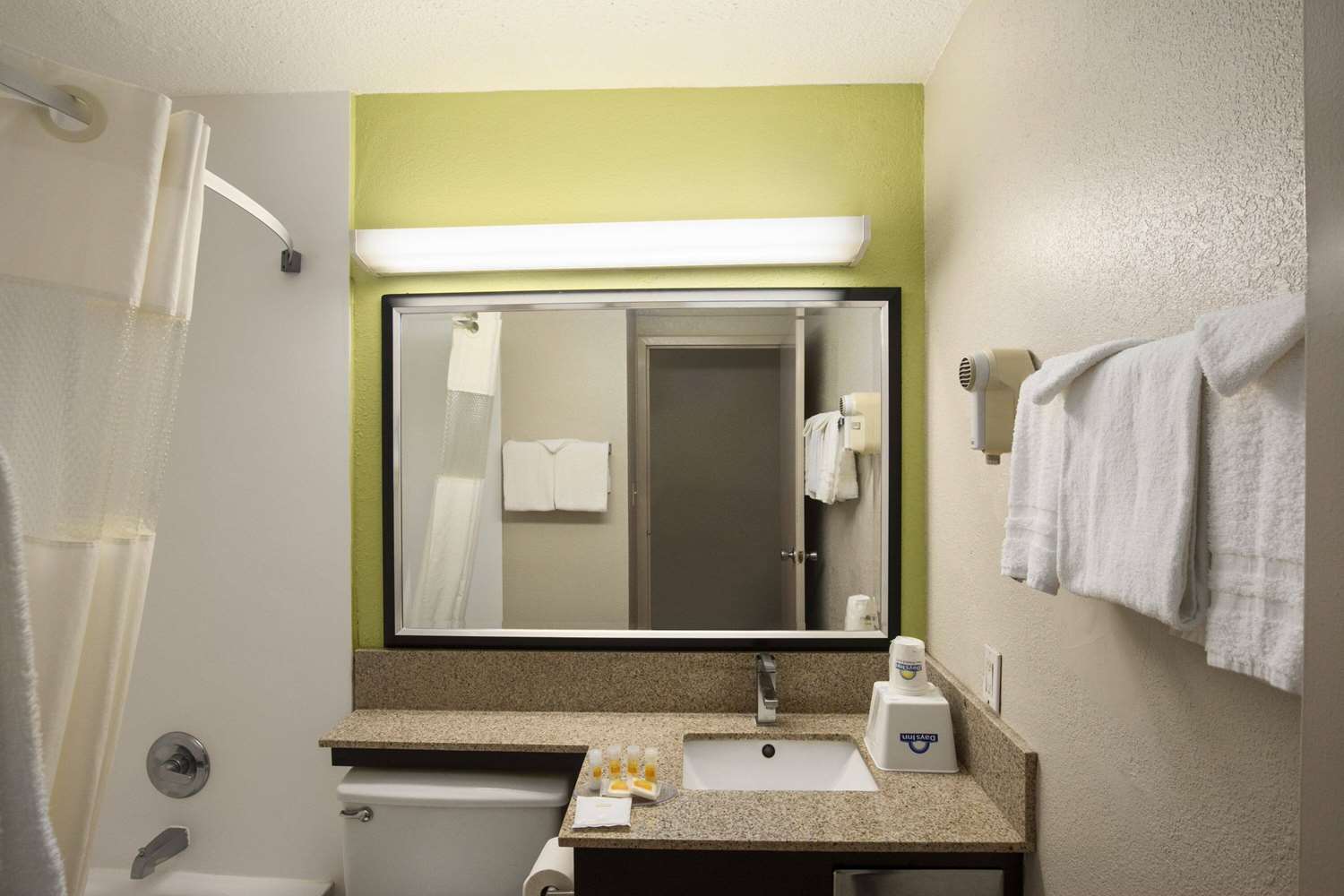 Days Inn by Wyndham Rome Downtown 19/19