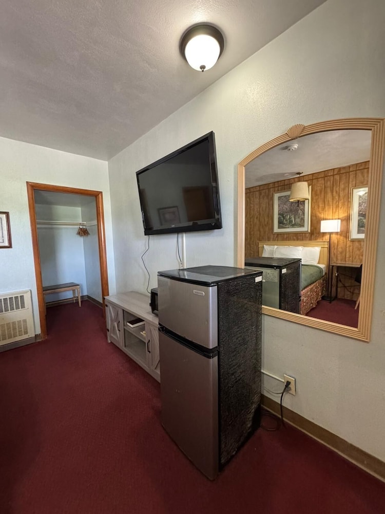 Hotel O Hillcrest Norton KS Hwy 36 22/43