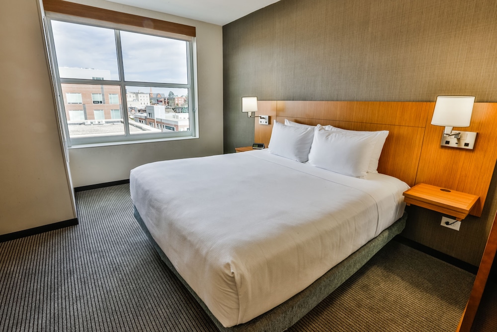 Hyatt Place Greenville/Downtown 12/64