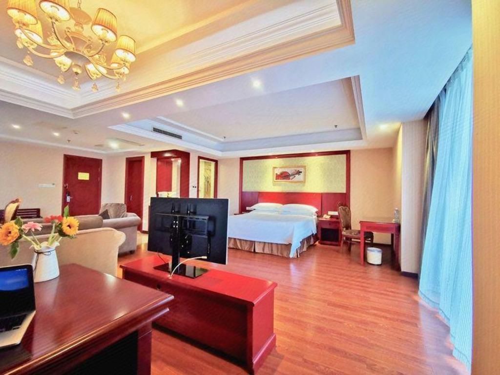 Vienna Hotel (Chongqing Changshengqiao Metro Station) 37/53