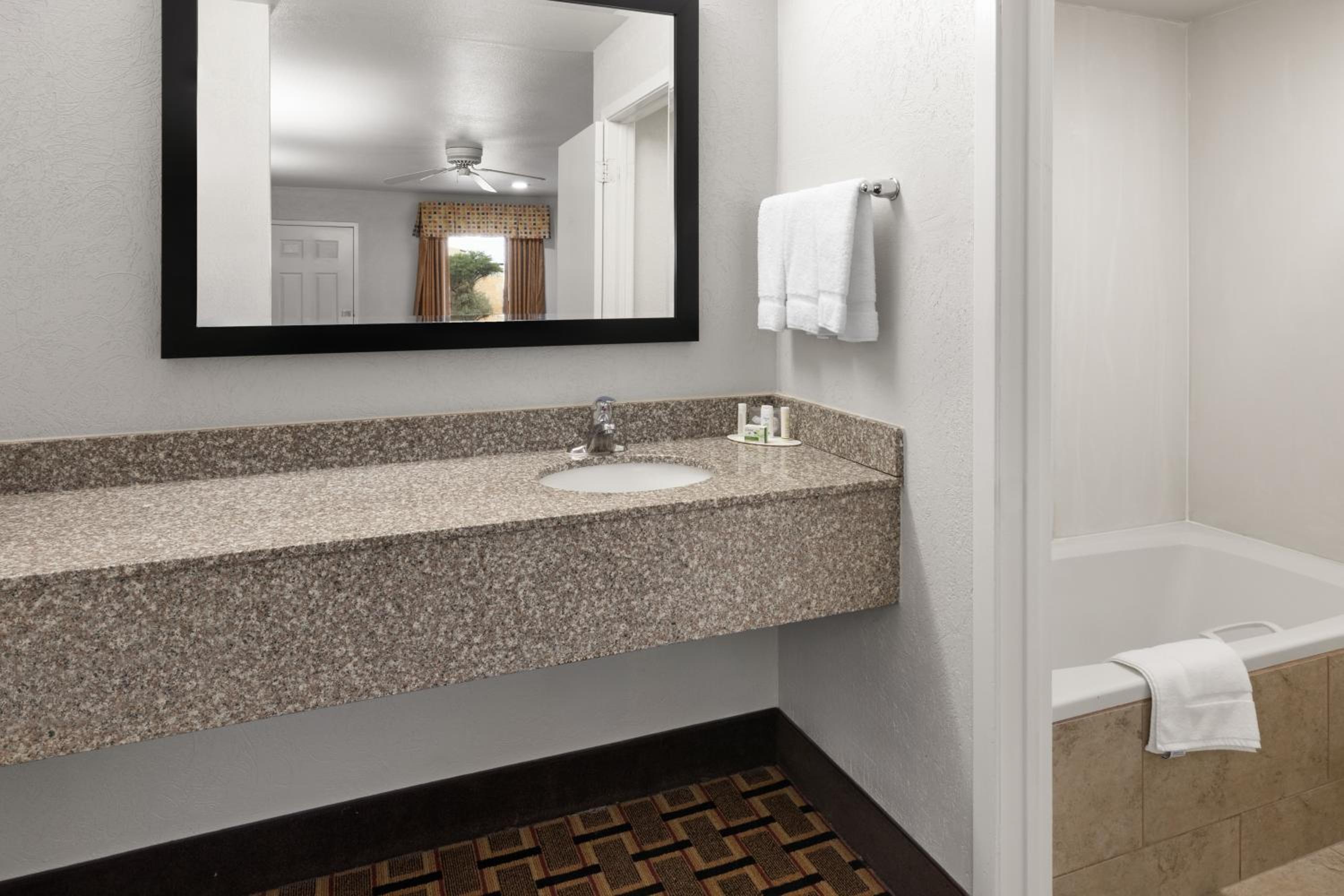 غرفة بسرير كينج بحوض استحمام لذوي الإعاقة، Ramada Limited San Angelo 5/6