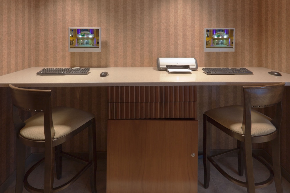 Holiday Inn Express And Suites Deadwood Gold Dust Casino 64/78