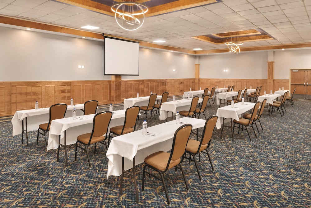 Urbana Hotel and Conference Center 28/35