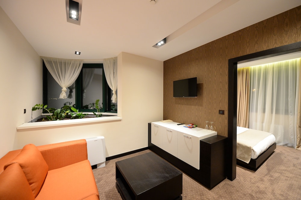 Hotel Hedonic 32/50