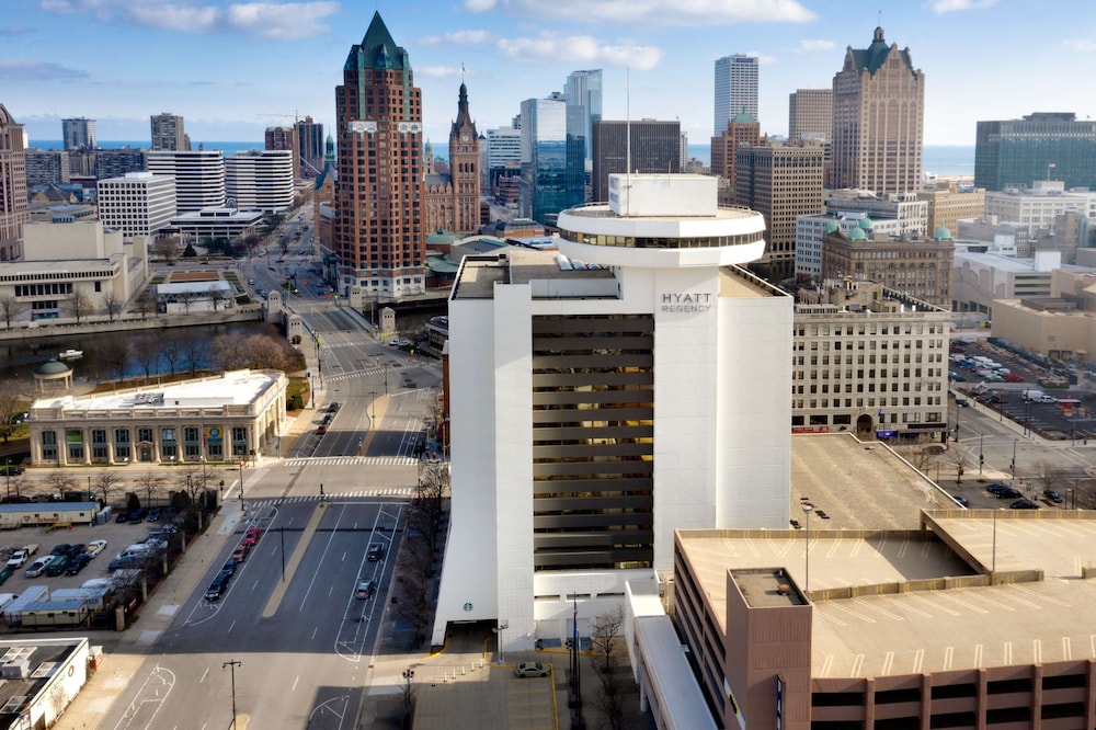Hyatt Regency Milwaukee 72/73