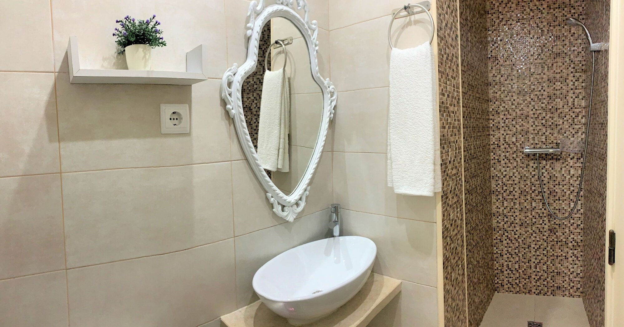 غرفة قياسية بسرير كوين