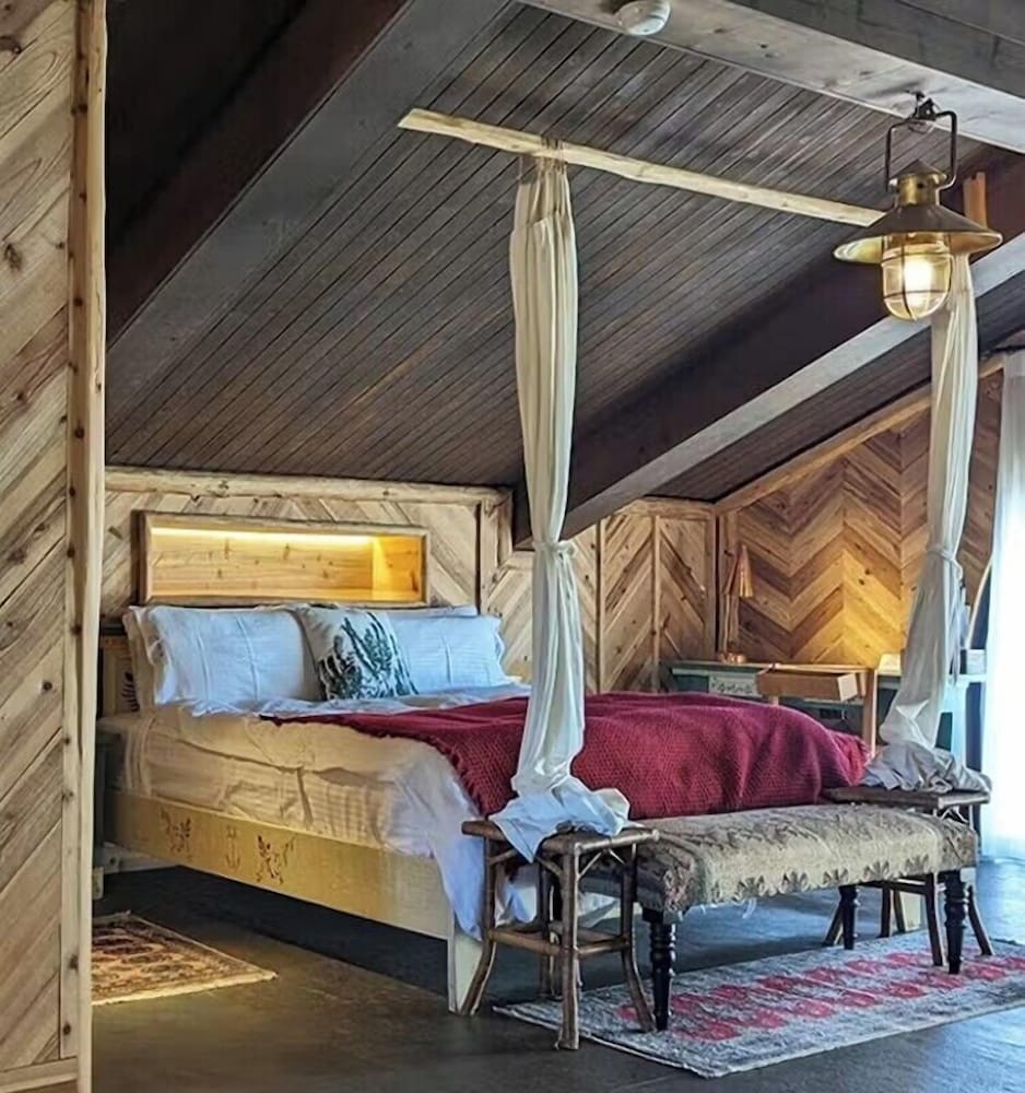 Gallery, Queen Bed