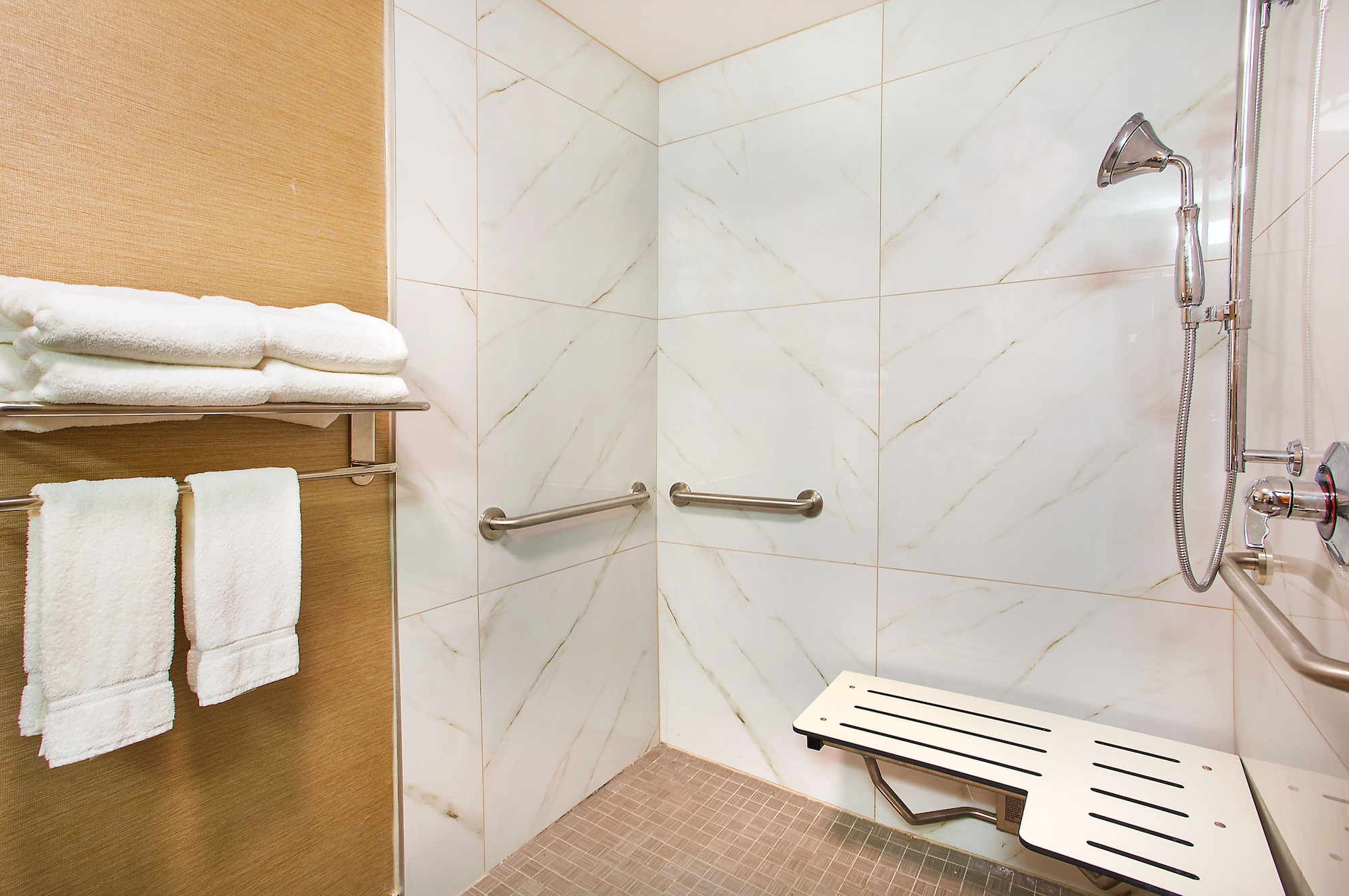 جناح بسريرين كوين لذوي الإعاقة، Holiday Inn Express Berea 2/2