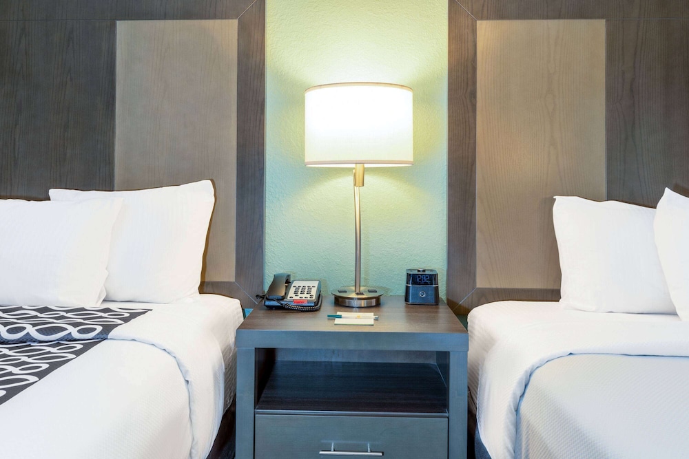 La Quinta Inn and Suites by Wyndham Jonesboro 8/26