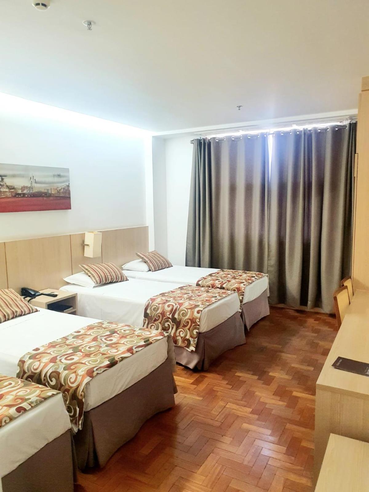 غرفة قياسية رباعية بأربعة أسرّة، Normandy Hotel 2/3