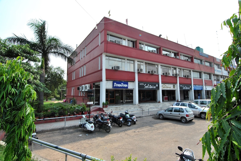 HOTEL SOLITAIRE 25/28