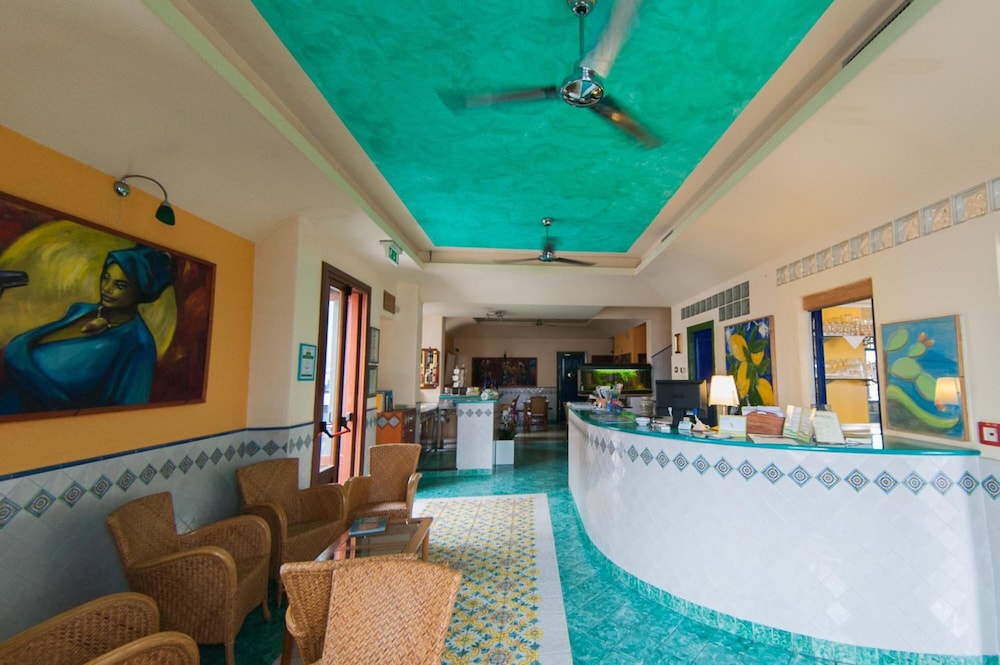 Petit Hotel 3/50