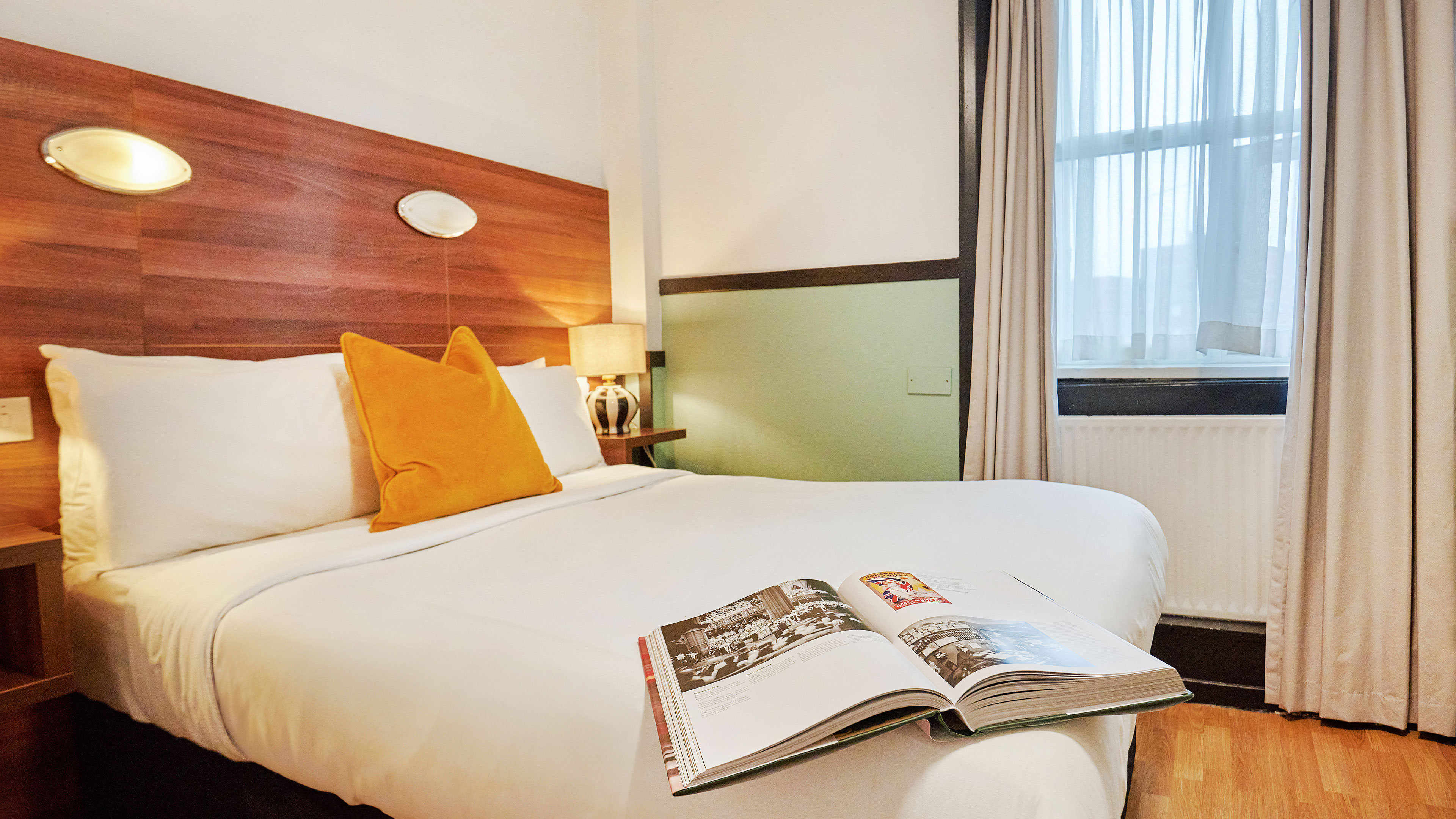 Huttons Hotel, Victoria London 31/63