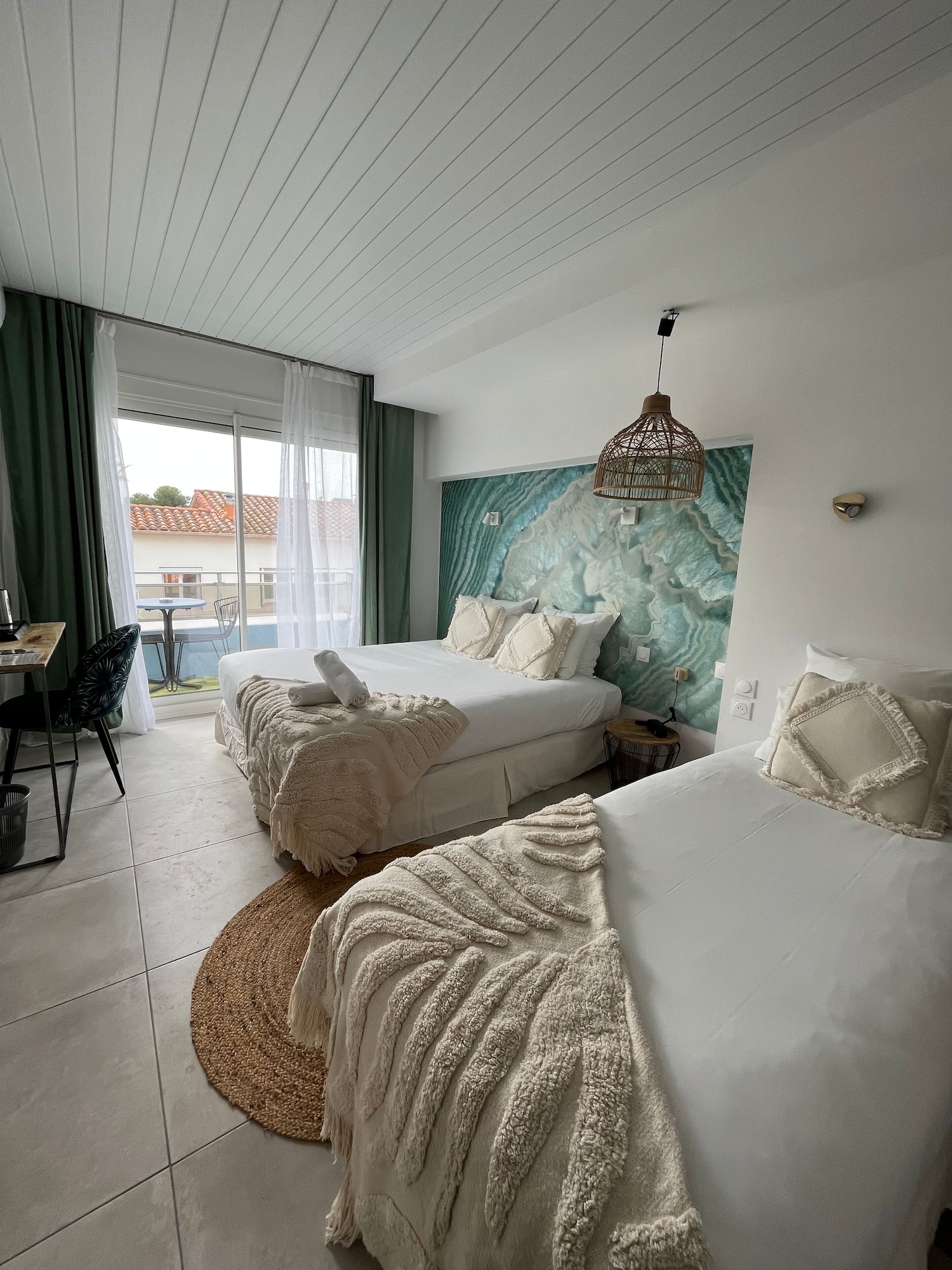 SIGNATURE, TRIPLE, 2 BEDS, TERRACE