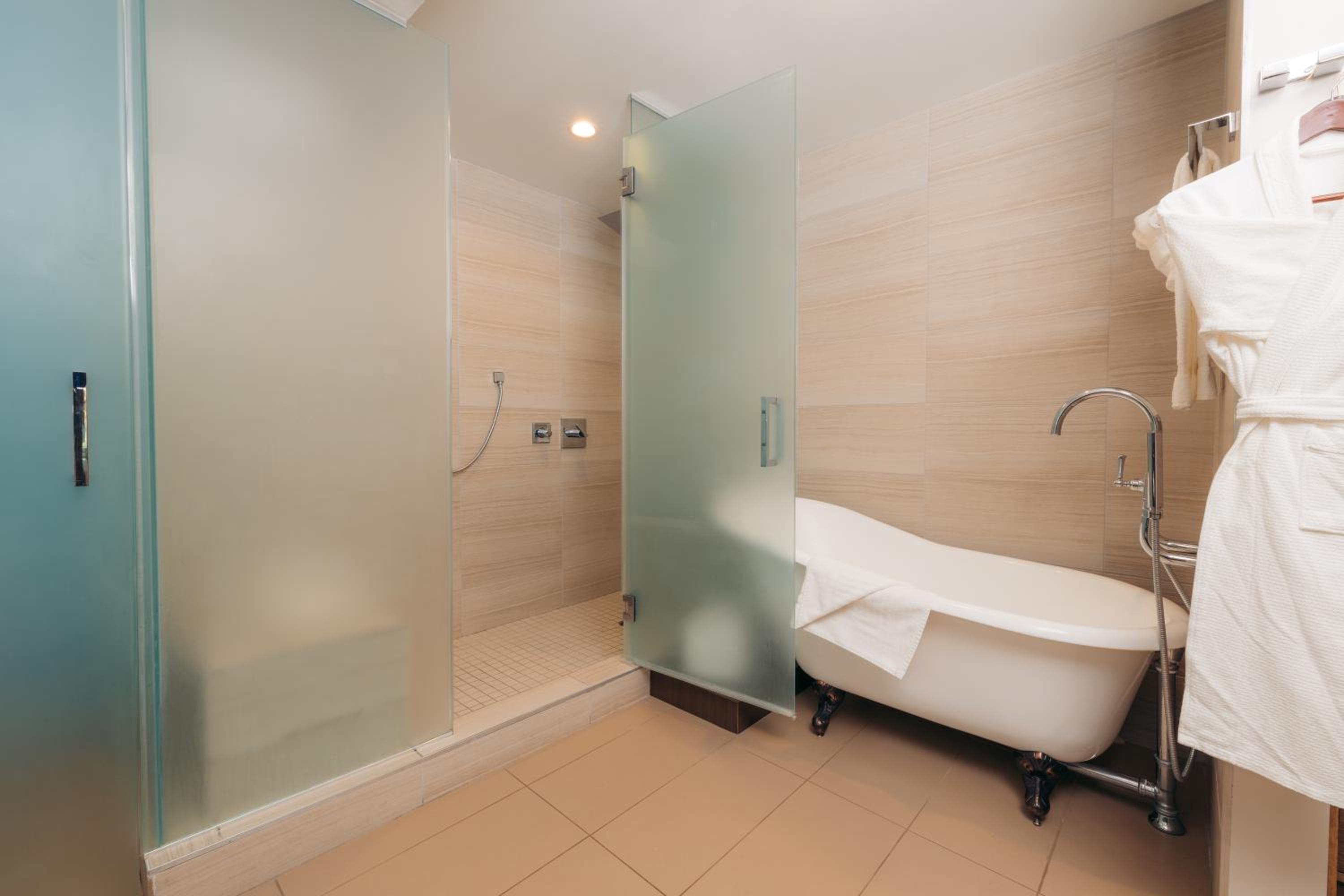 جناح بسريرين كوين بحوض استحمام، The Cove Hotel, Ascend Hotel Collection 7/10