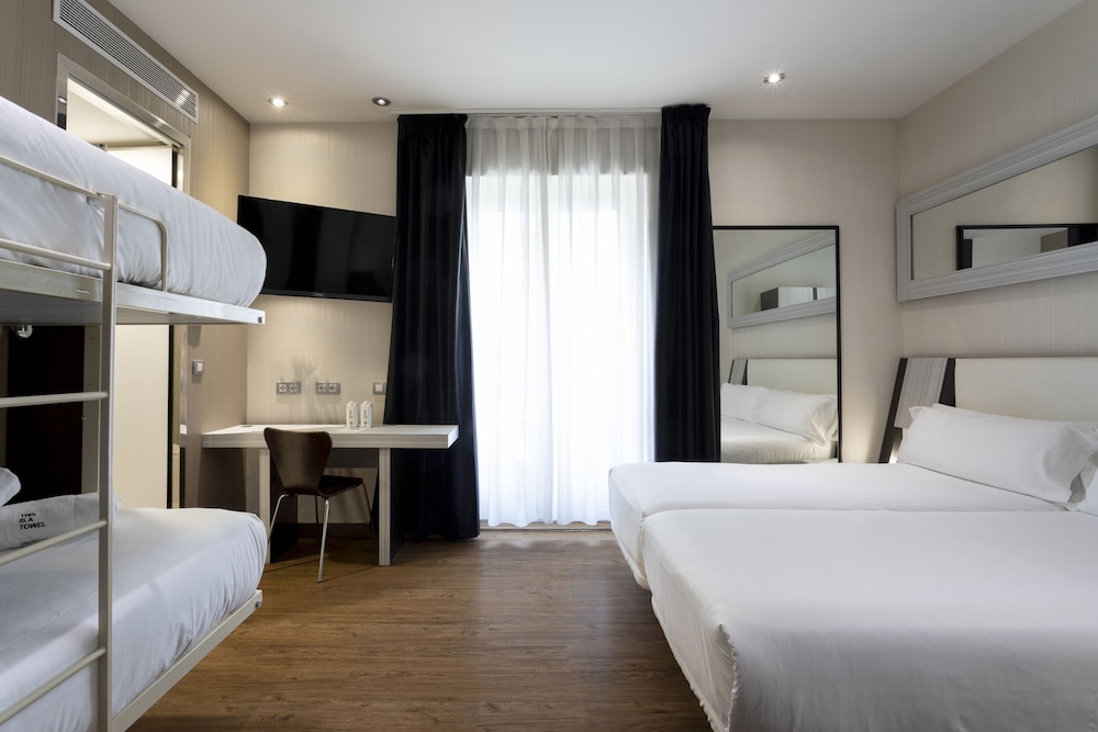 ROOM, QUADRUPLE, GRAN VIA VIEW