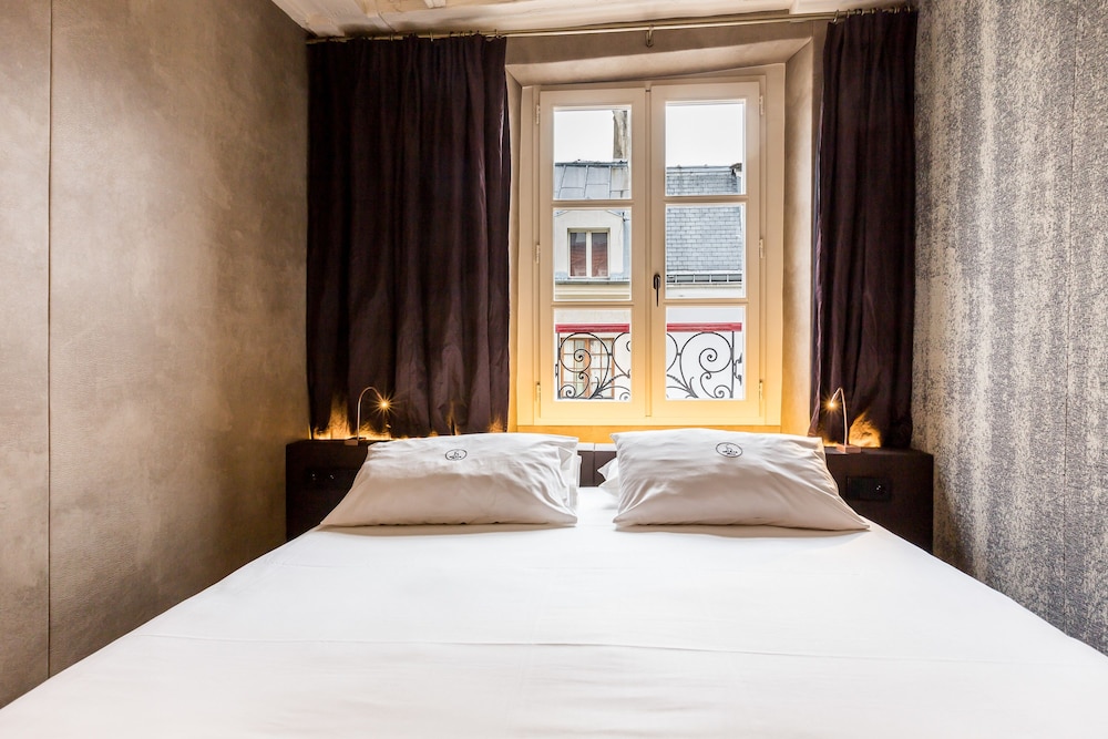 DELUXE, DOUBLE BED